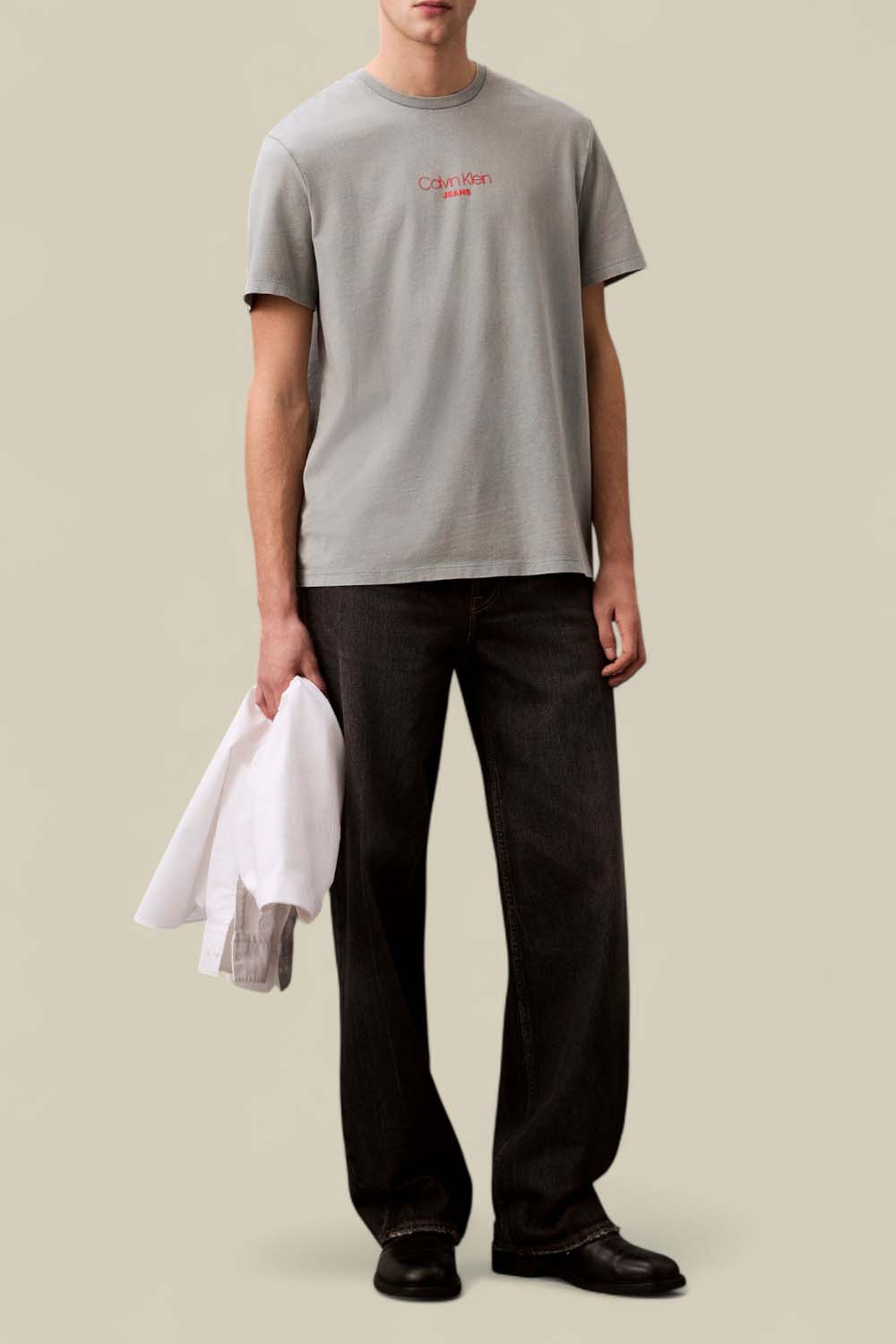 תמונת כל הלוק של חולצת טי